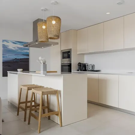 Vivi Homes - Eros Luxury, Pool, Sauna, Gym & Terrace Apartment
