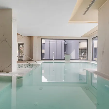 Vivi Homes - Eros Luxury, Pool, Sauna, Gym & Terrace Apartment
