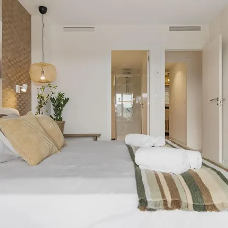 Vivi Homes - Eros Luxury, Pool, Sauna, Gym & Terrace Apartment
